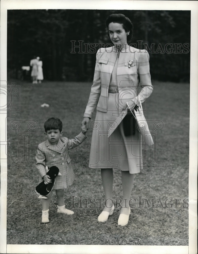 1941 Press Photo New York Mrs. Edward N. Townsdent &amp; Peter at Greentree Fair NYC- Historic Images