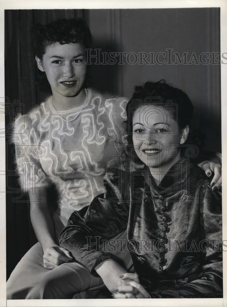 Load image into Gallery viewer, 1941 Press Photo New York Finds War talk louder in New York than Hawaii NYC

