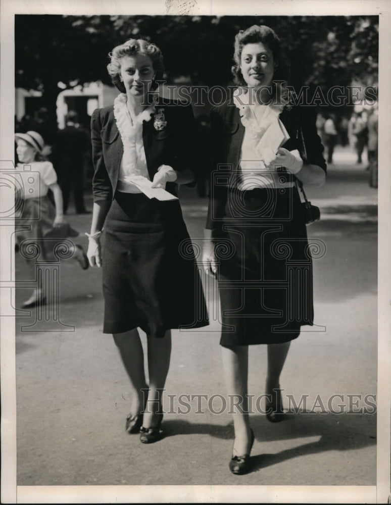 1941 Press Photo New York Miss Anton and June Dunn attend Racing At Belmont NYC