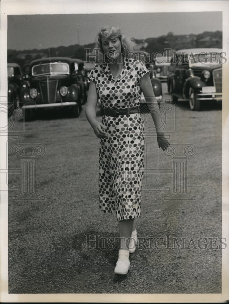 1937 Press Photo New York Socialite at Bailey's Beach NYC - neny12490