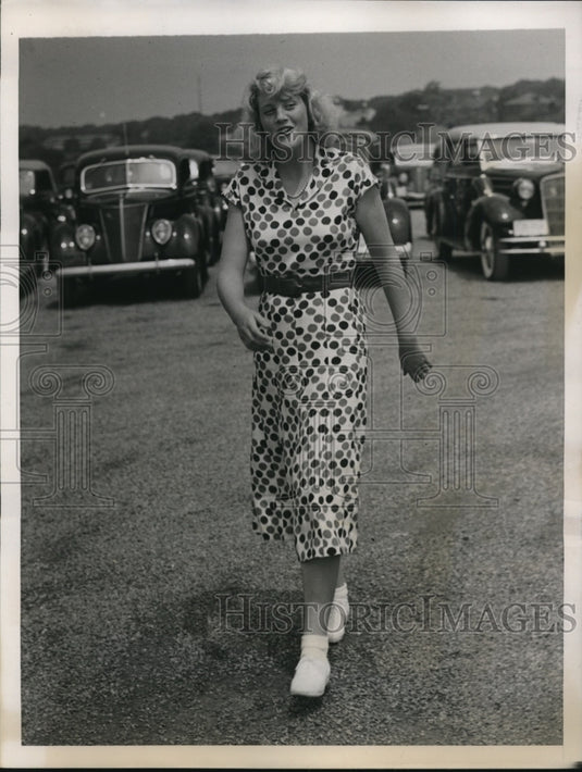 1937 Press Photo New York Socialite at Bailey's Beach NYC - neny12490
