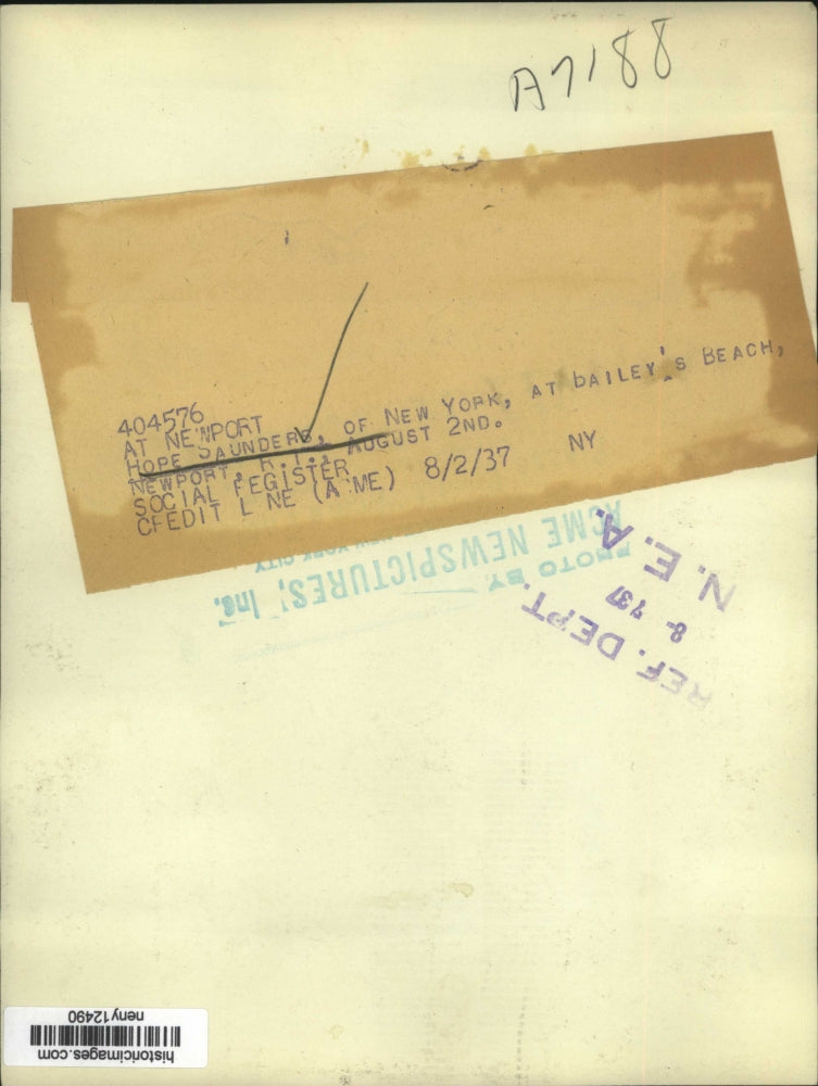 1937 Press Photo New York Socialite at Bailey's Beach NYC - neny12490