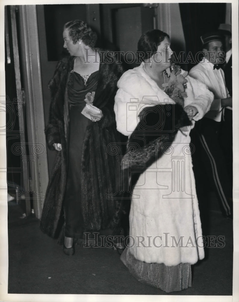 1937 Press Photo New york Mrs Henry Post, Mrs Amory Haskell at Horse Show NYC