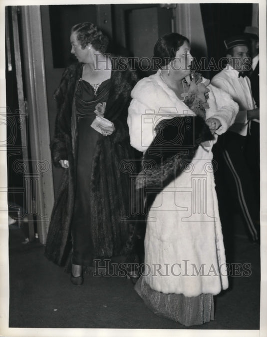 1937 Press Photo New york Mrs Henry Post, Mrs Amory Haskell at Horse Show NYC