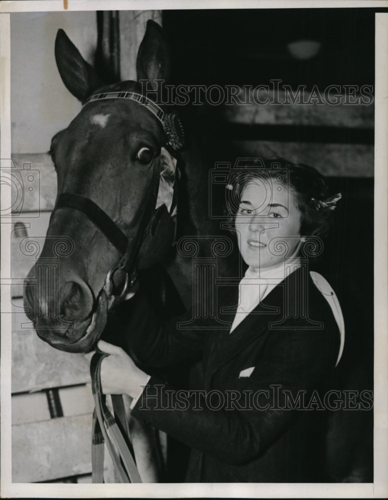 1937 Press Photo New York Jacquelyn Galway w/ &quot;Highland Fling&quot; at Horse Show NYC- Historic Images