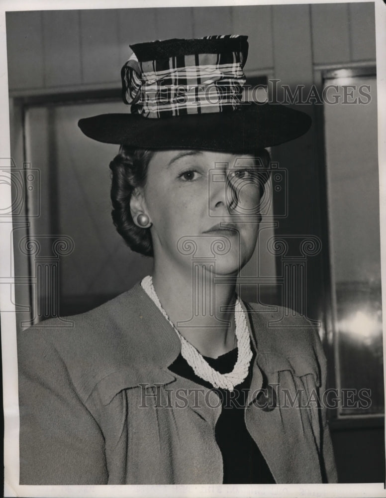 1941 Press Photo New York Olga Rhodes Arrives from South Africa in NYC