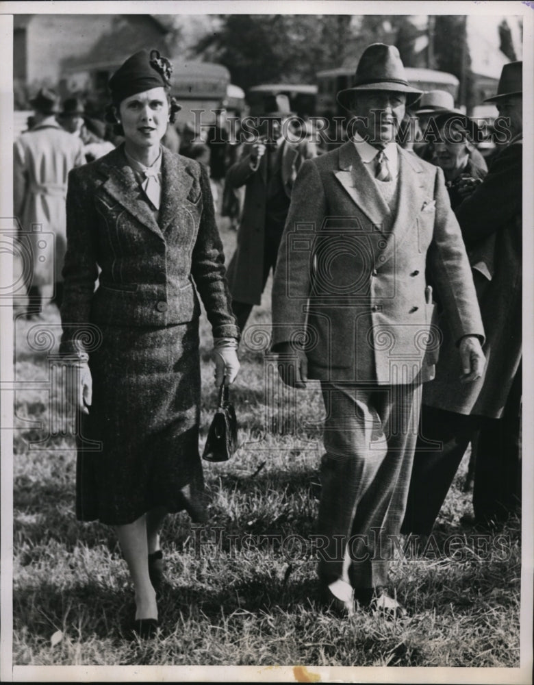 Load image into Gallery viewer, 1937 Press Photo New York Mr &amp; Mrs Edward F Hutton Attend West Hills Racing NYC
