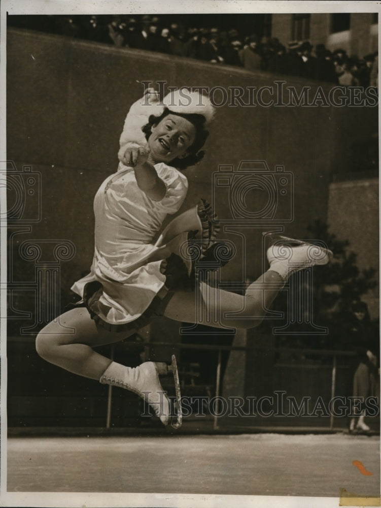 1941 Press Photo New York Audrey Peppe practices skating Madison Square NYC
