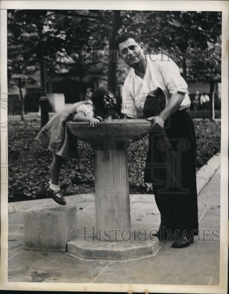 Load image into Gallery viewer, 1936 Press Photo New York Girl at fountain in Bryant Park in heat in NYC

