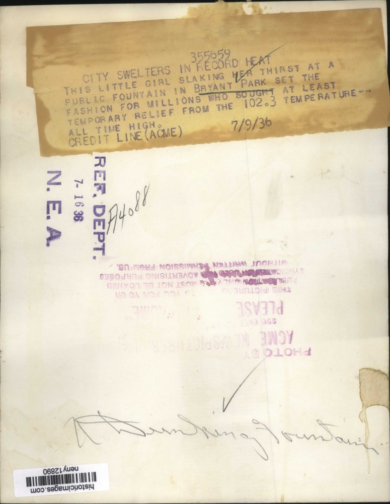 1936 Press Photo New York Girl at fountain in Bryant Park in heat in NYC