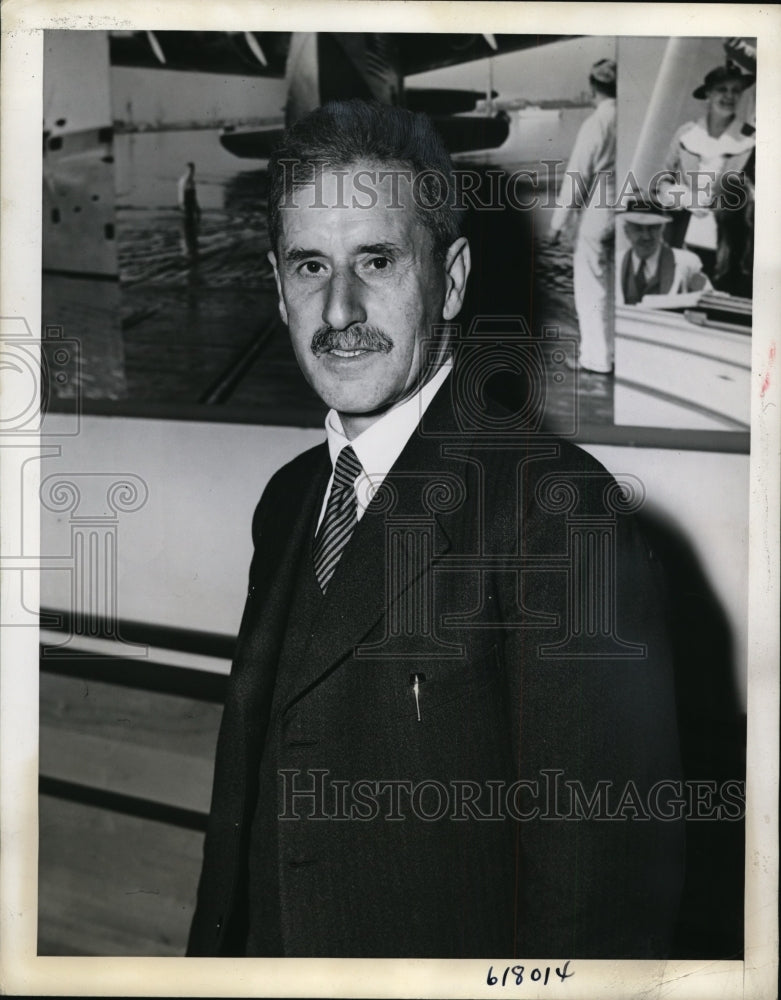 1941 Press Photo New York John Jones novelist tells of war in Britain in NYC- Historic Images