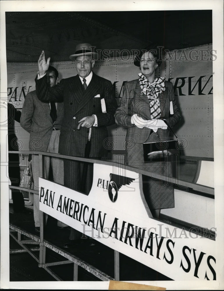 Load image into Gallery viewer, 1941 Press Photo New York Arriving from Italy on the Clipper NYC - neny13091
