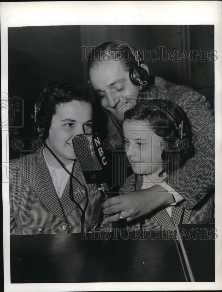 1941 Press Photo New York June Ufquartlaing British Refugee Child on Radio NYC- Historic Images