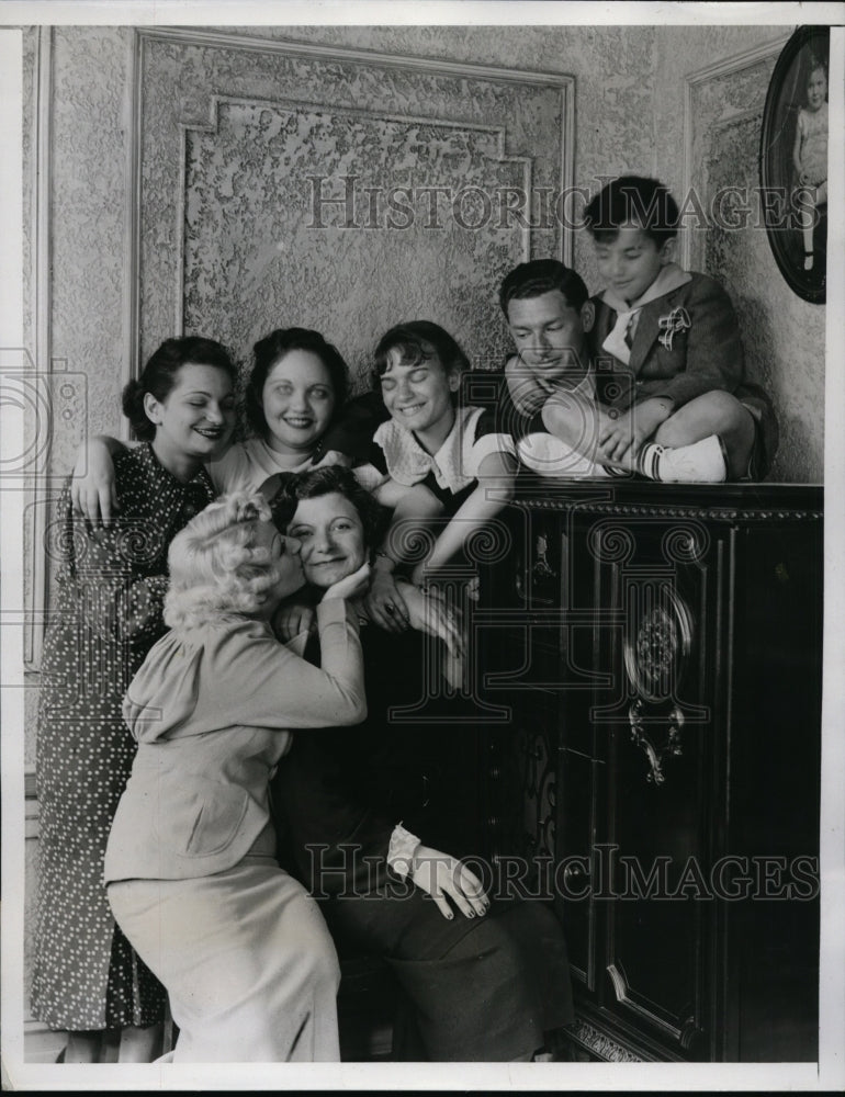 1935 Press Photo New York Happy Days are here for them NYC - neny13190