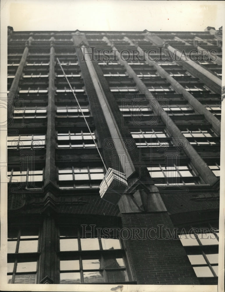 1936 Press Photo New York Package coming down from ninth floor of building NYC- Historic Images