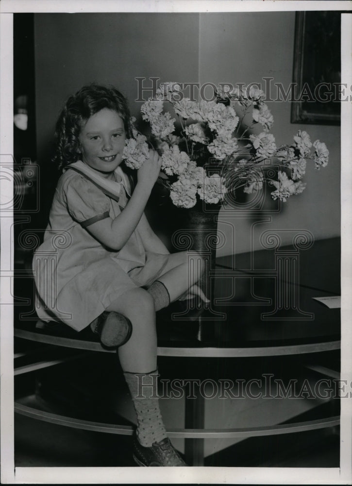 1936 Press Photo New York Louise Levine at Carnation show NYC - neny13245