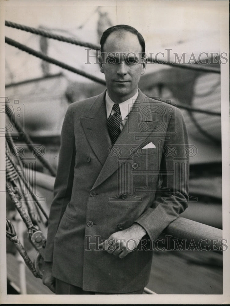 1936 Press Photo New York John Craig Underseas Photographer Aboard Aquitania NYC- Historic Images