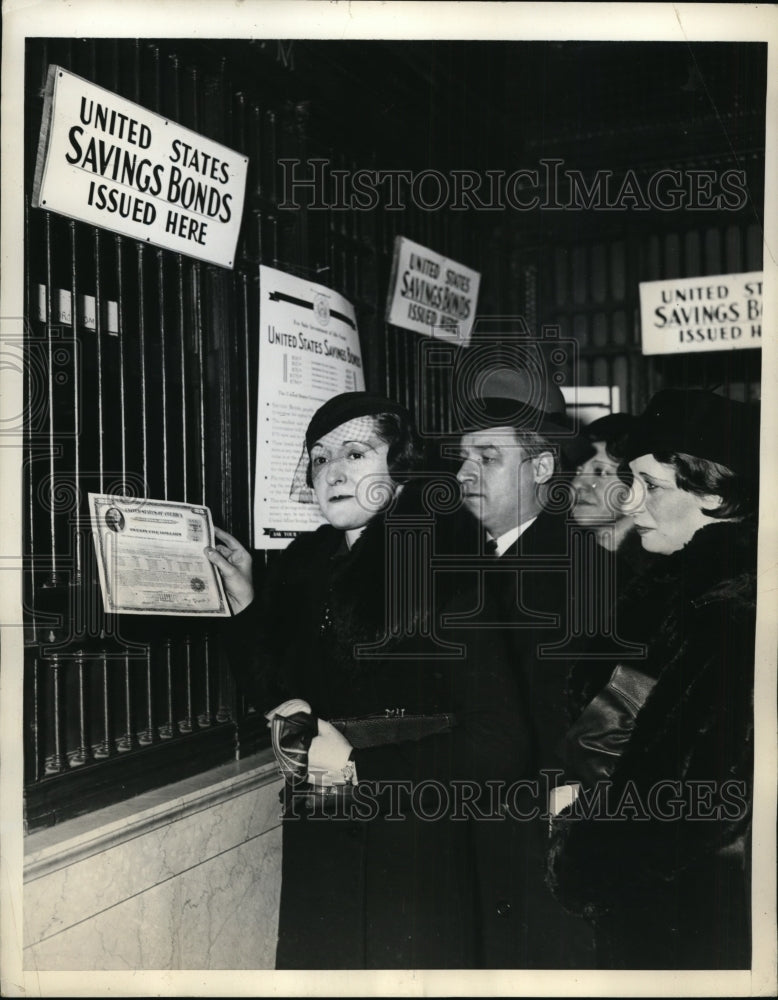1935 Press Photo New York Baby Bonds sale in New York a General Post Office NYC