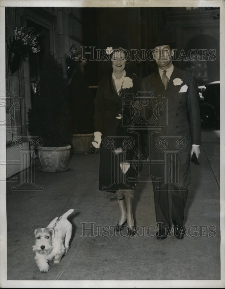 1935 Press Photo New York New Spring Fad on Park Avenue, Carnations in NYC - Historic Images