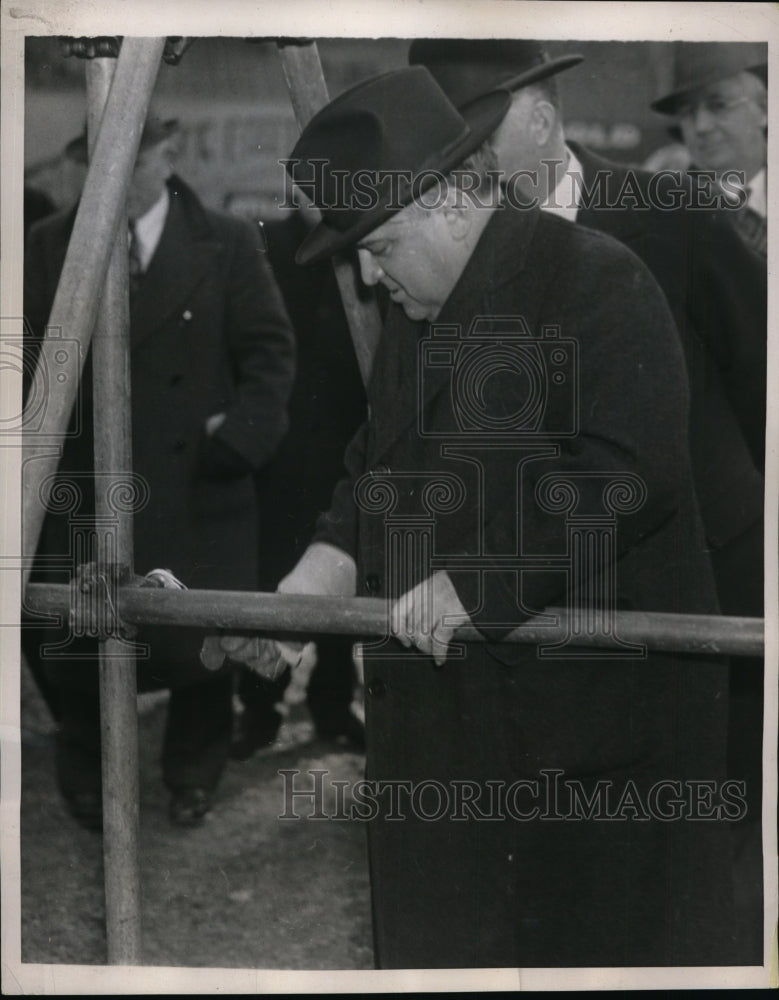 1936 Press Photo New York Mayor LaGuardia Prepares for Winter Sports NYC- Historic Images