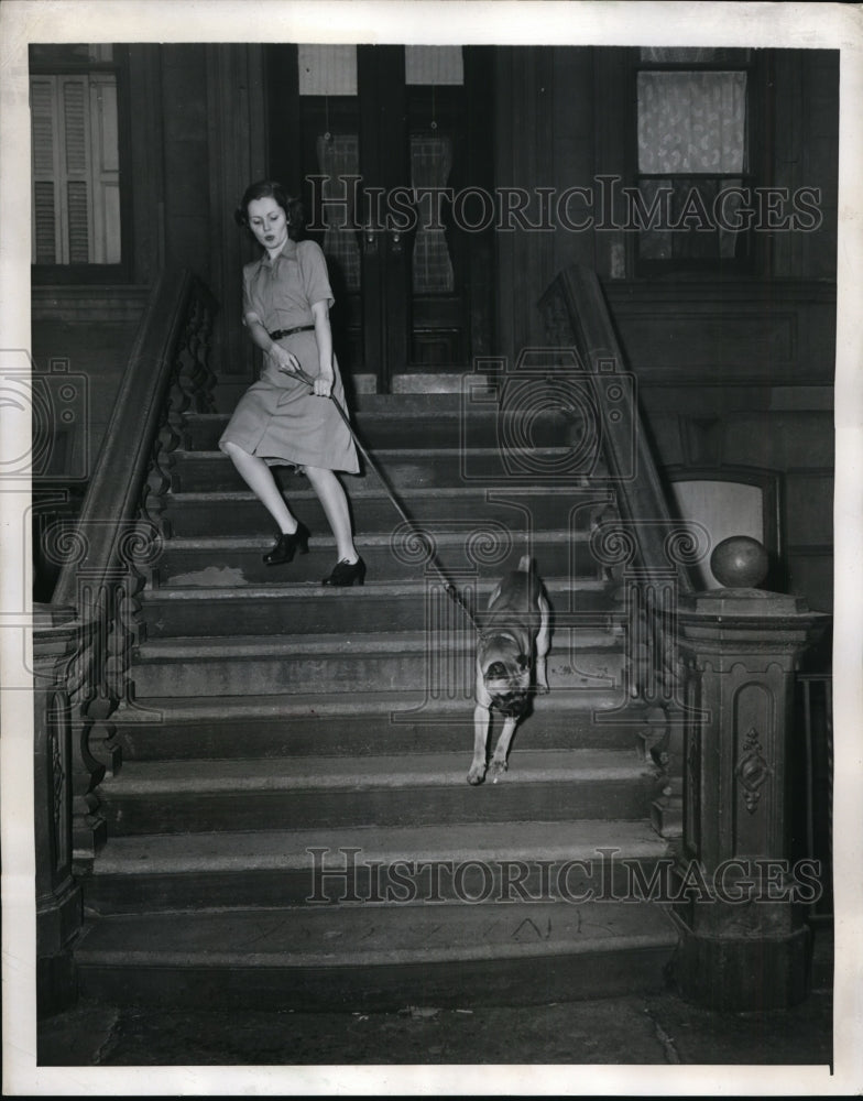 1946 Press Photo New York Dog learning to walk on a leash in NYC - neny13578
