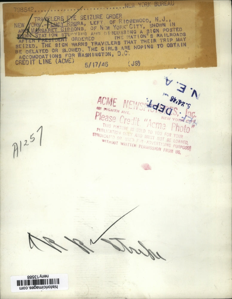 1946 Press Photo New York Travelers Experience Seizure Order NYC - neny13588