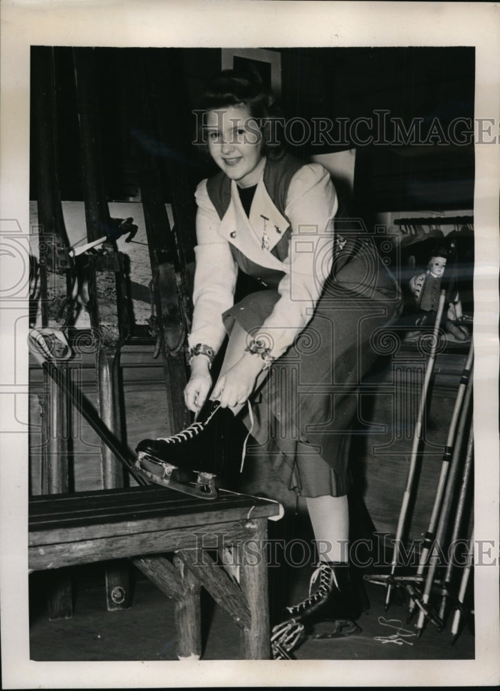 1939 Press Photo New York Store Holds "Ski Week" NYC- Historic Images