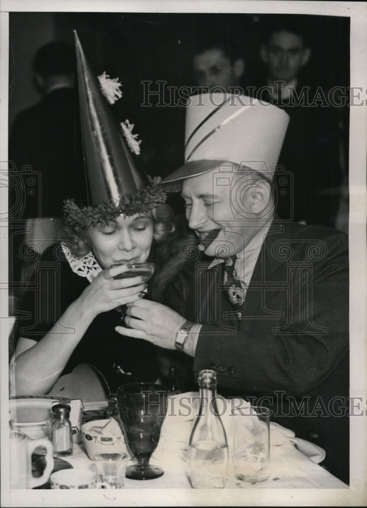 1939 Press Photo New York Schmeling's Former Manager Helps New Year's Arrival NY