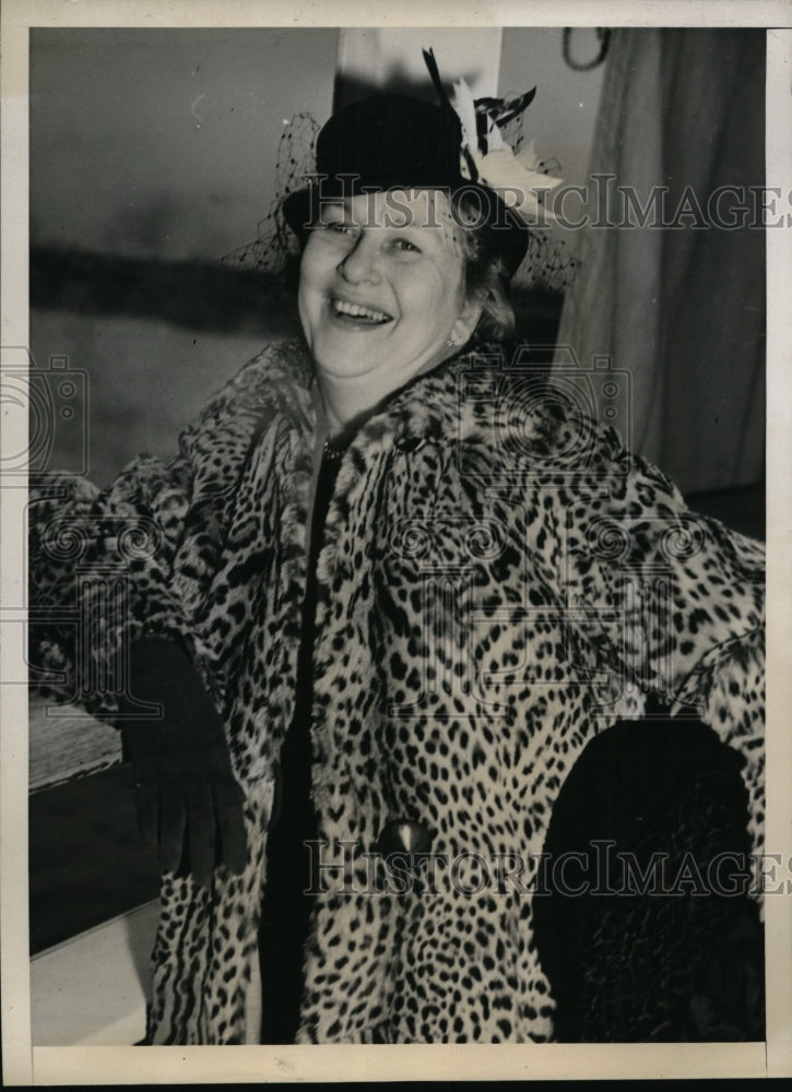 Load image into Gallery viewer, 1939 Press Photo New York Mrs. Jerome Beatty Arrives In New York NYC - neny13682
