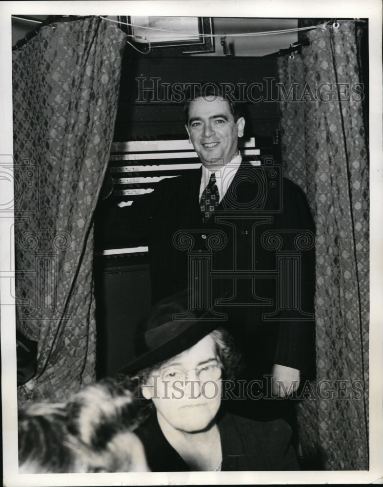 Load image into Gallery viewer, 1941 Press Photo New York William O'Dwyer Voting in City Election NYC
