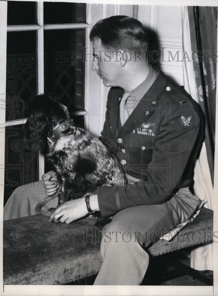 Load image into Gallery viewer, 1946 Press Photo New York Lt Raymond A Klemmer Waits in Vain For His Bride NYC
