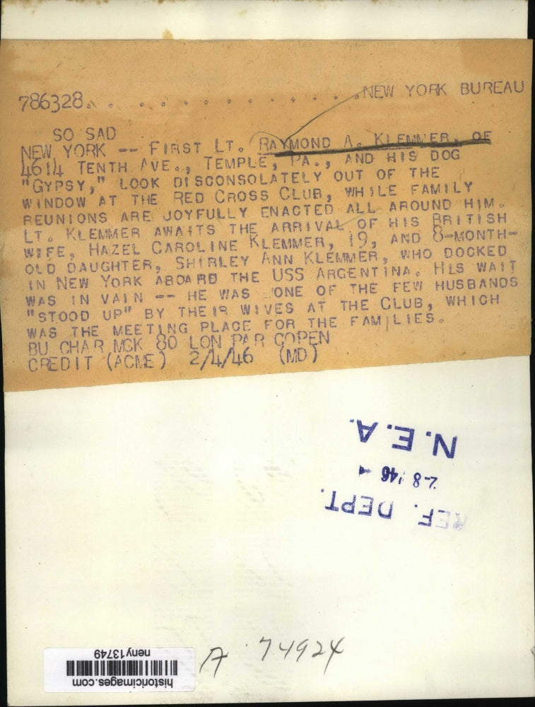 1946 Press Photo New York Lt Raymond A Klemmer Waits in Vain For His Bride NYC