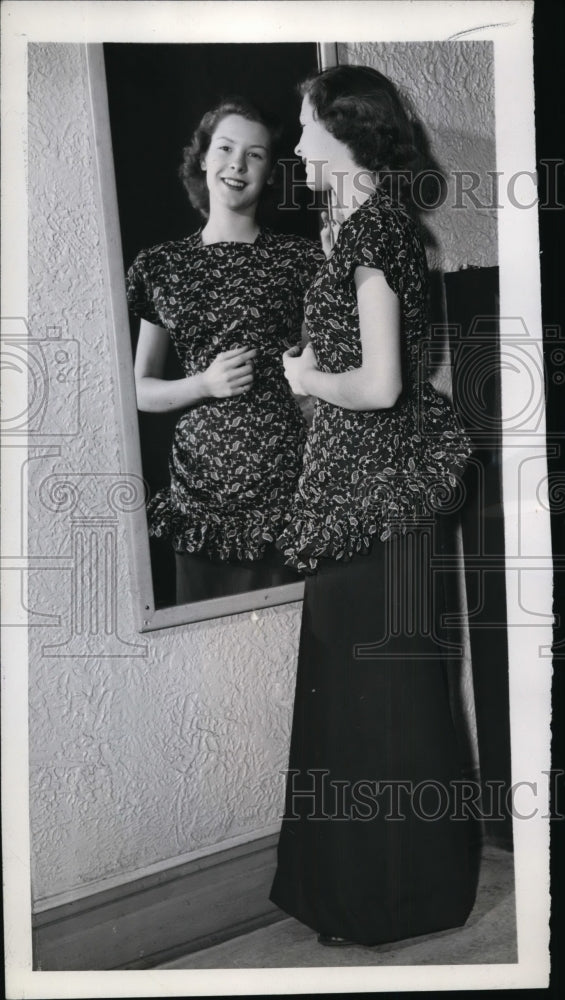 1946 Press Photo New York Gwinn Barnwell Models All-Cotton Evening Gown NYC