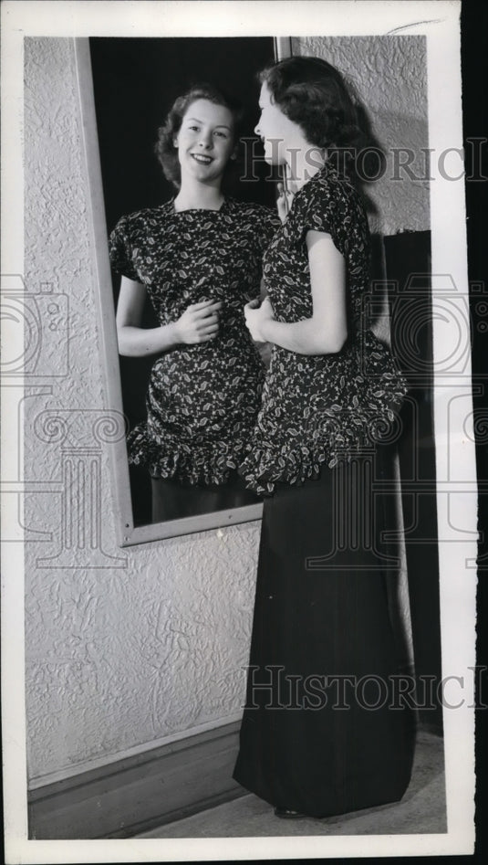 1946 Press Photo New York Gwinn Barnwell Models All-Cotton Evening Gown NYC