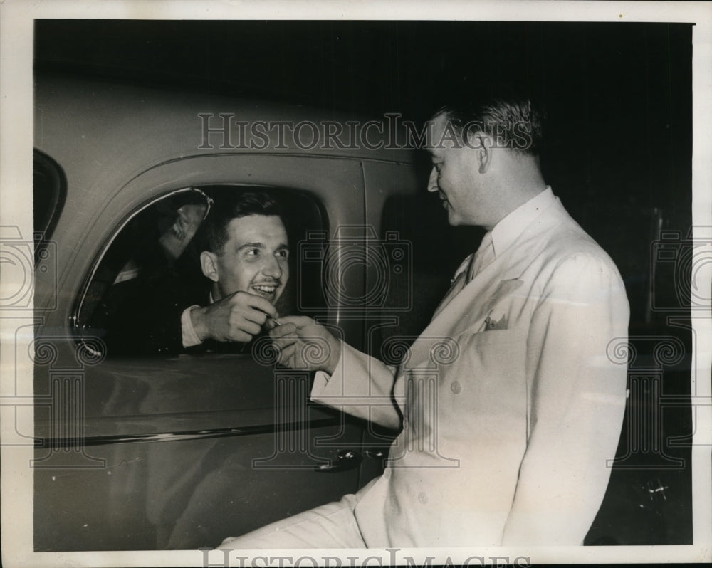 1930 Press Photo New York James Harvey Hebb receives prize car keys NYC
