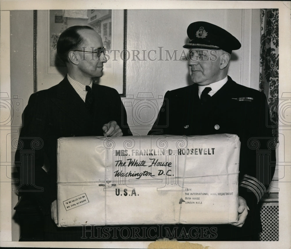 1939 Press Photo New York Wool for Mrs. Roosevelt's Dress NYC - neny13812