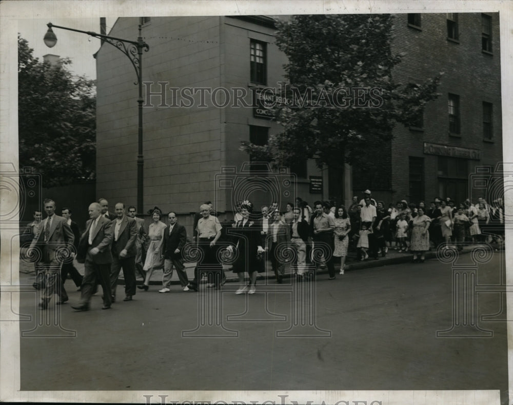 1946 Press Photo New York Families Protest Eviction From Project Site NYC