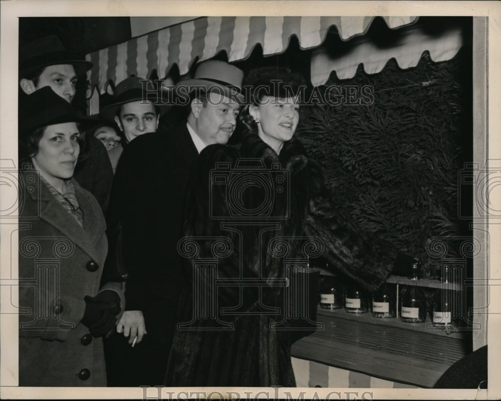 1941 Press Photo New York Ethel Roosevelt Jr Donates to Mile of Dimes NYC