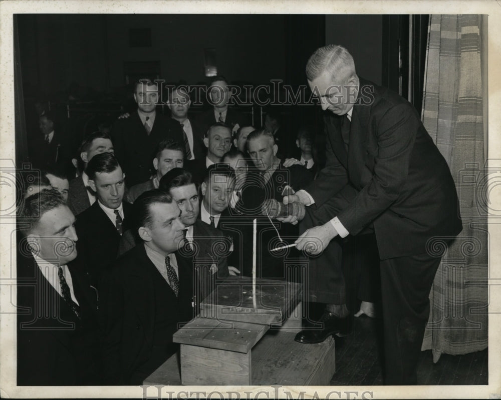 1941 Press Photo New York L.H. Barnard FBI Agent Bomb Demonstration NYC