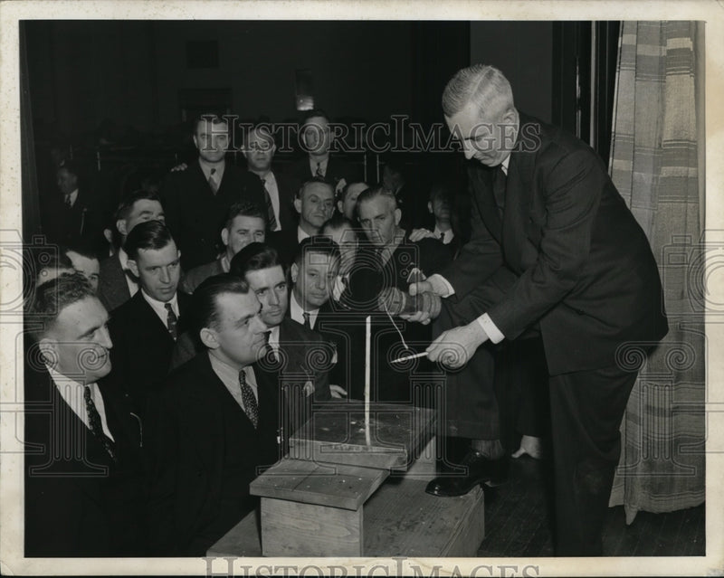 Load image into Gallery viewer, 1941 Press Photo New York L.H. Barnard FBI Agent Bomb Demonstration NYC
