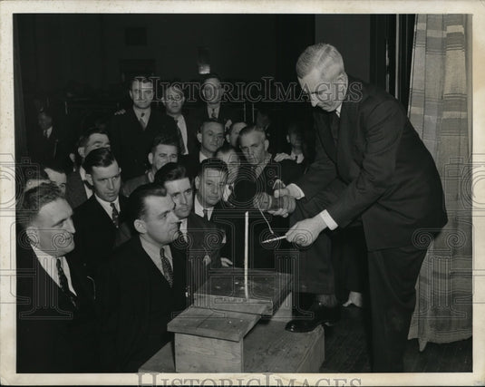 1941 Press Photo New York L.H. Barnard FBI Agent Bomb Demonstration NYC