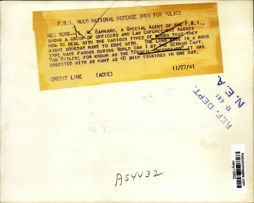 1941 Press Photo New York L.H. Barnard FBI Agent Bomb Demonstration NYC