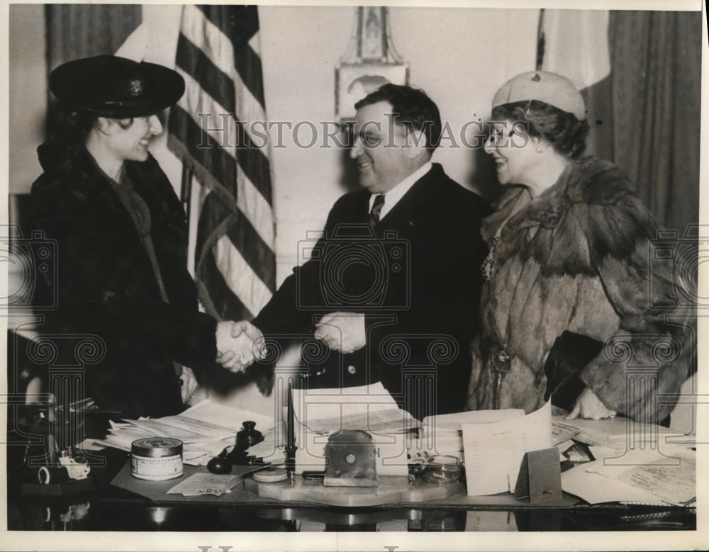 1937 Press Photo New York Mayor Congratulates Prize Winning Cooking Contest NYC