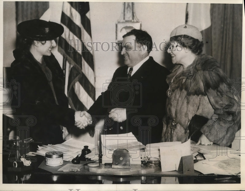Load image into Gallery viewer, 1937 Press Photo New York Mayor Congratulates Prize Winning Cooking Contest NYC
