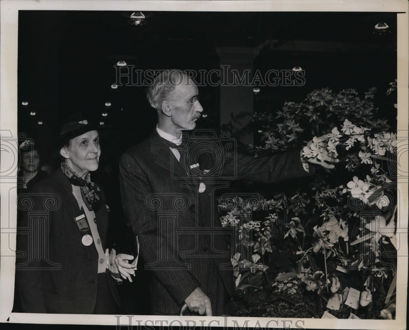 Load image into Gallery viewer, 1939 Press Photo New York International Flower Show Sir William Wright Smith NYC
