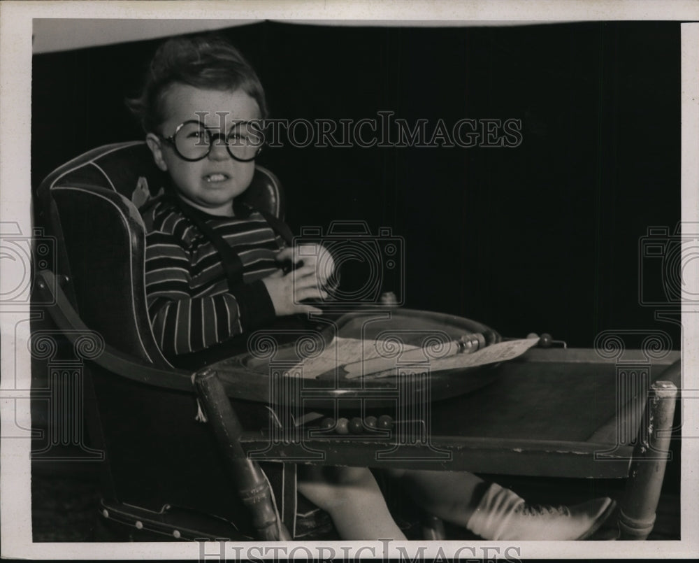 1939 Press Photo New York Perplexed Expressions with Glasses, Income Tax NYC