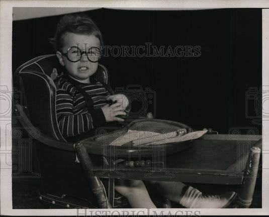1939 Press Photo New York Perplexed Expressions with Glasses, Income Tax NYC