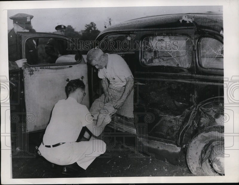 Load image into Gallery viewer, 1946 Press Photo New York Richard Bischoff Injured in Sideswiping Accident NYC
