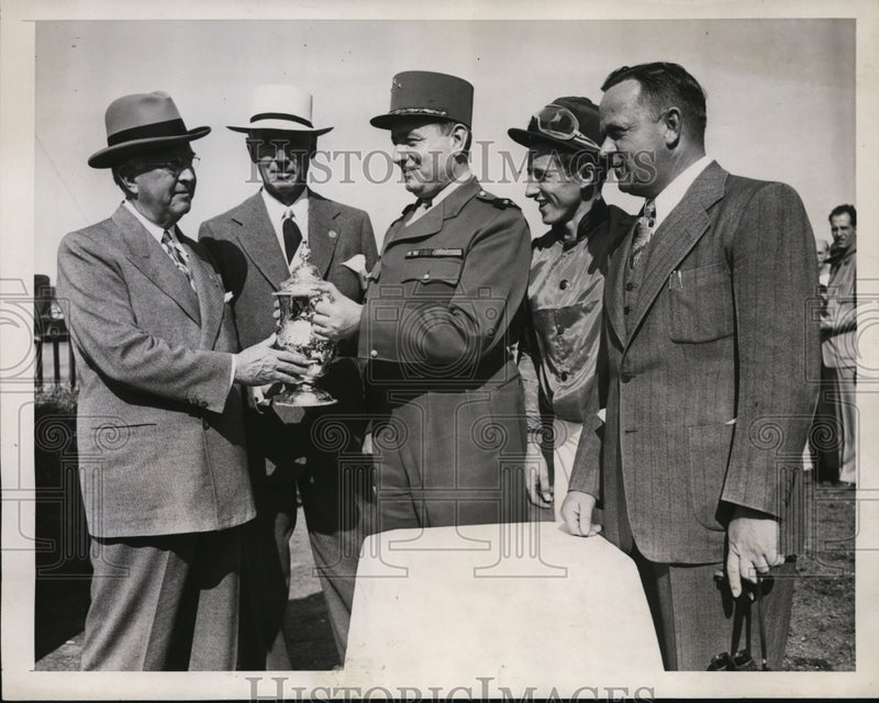 Load image into Gallery viewer, 1946 Press Photo New YorkJockey Doug Dodson wins Suburban Handicap NYC
