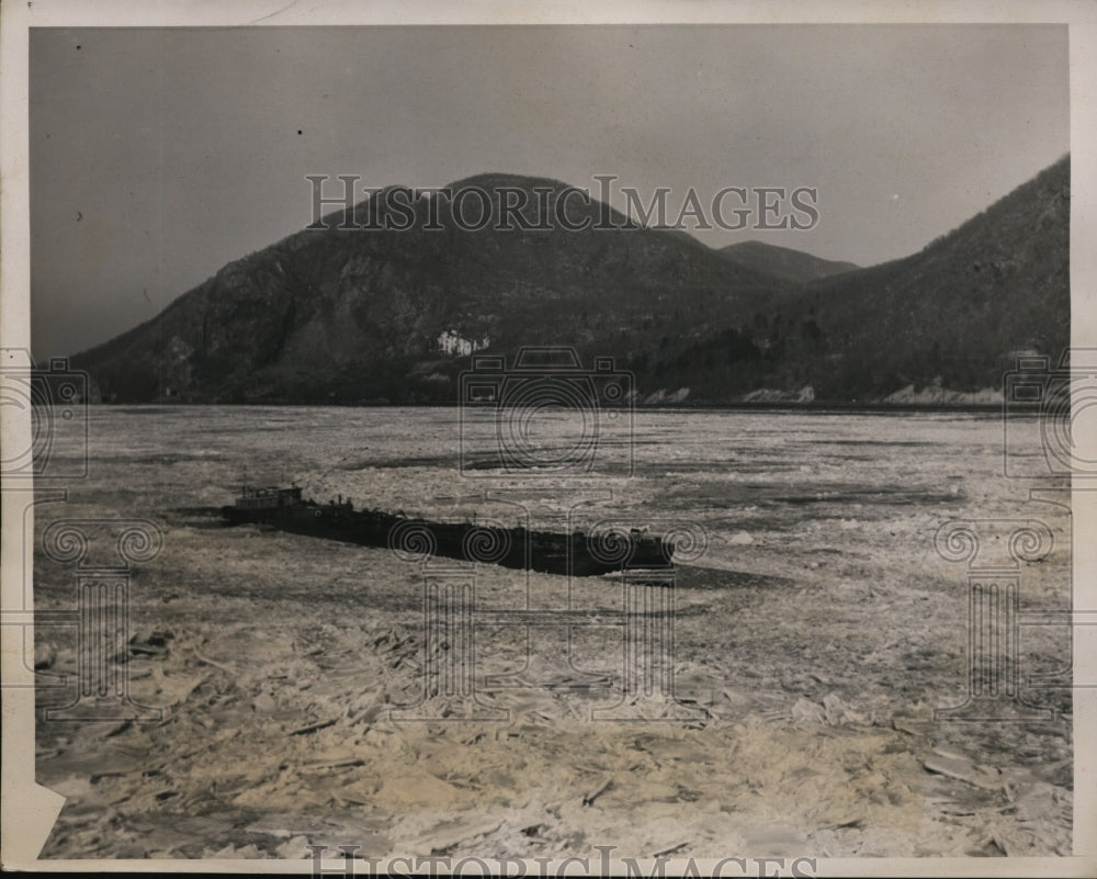 1939 Press Photo New York Hudson Ice Traps Barge Near West Point NYC - neny14387